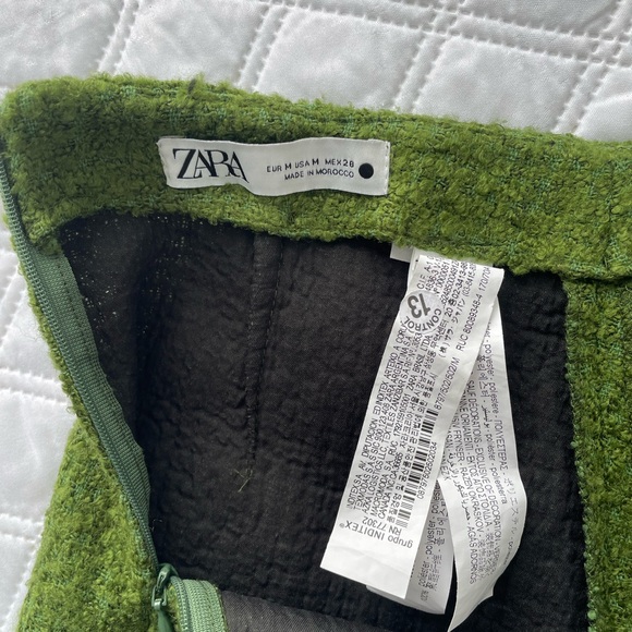 Zara Green Mini Skirt with Gold Chain Accent - Picture 3 of 6